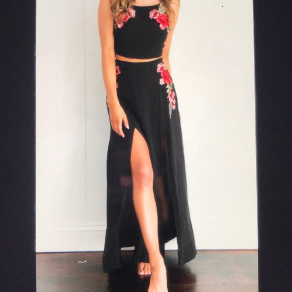 2 Piece Embroidered Strappy Crop Top Set - Picture 2 of 8